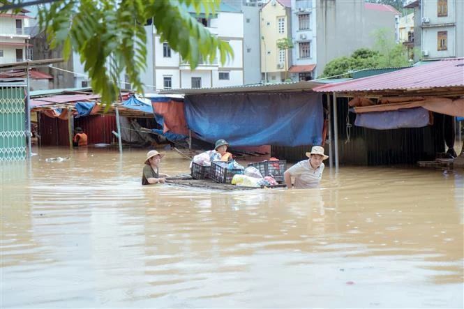 Supporting people during floods caused by Typhoon Yagi in Lang Son province (Photo: VNA)