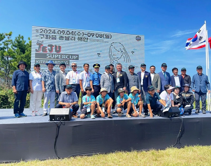 Delegates of the Tourism Association of Ninh Thuan province take a group photo at the 2nd Jeju International Super Cup Kitesboarding Competition. (Photo: Tourism Association of Ninh Thuan province)