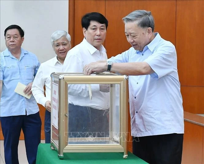 Party General Secretary and State President To Lam and other officials raise fund in support of storm victims. (Photo: VNA)