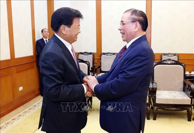 Lao Party General Secretary and President Thongloun Sisoulith visits former General Secretary of the Communist Party of Vietnam Nong Duc Manh in Hanoi on the afternoon of September 10. (Photo: VNA)