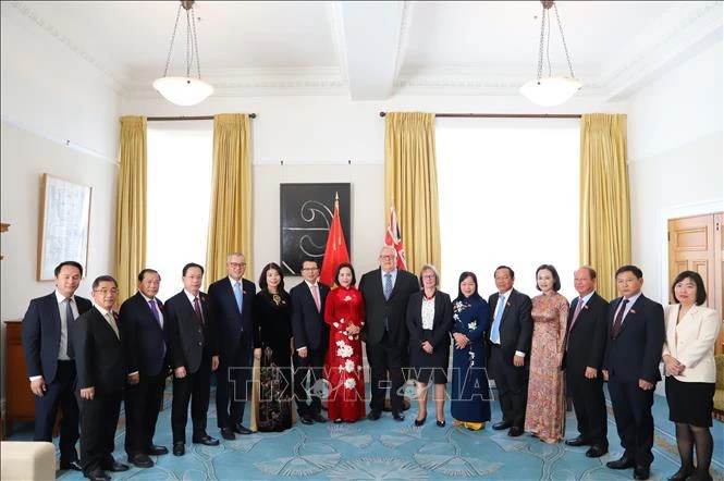 National Assembly Vice Chairwoman Nguyen Thi Thanh (in red) and Speaker of the New Zealand Parliament Gerry Brownlee in a group photo. (Source: VNA)