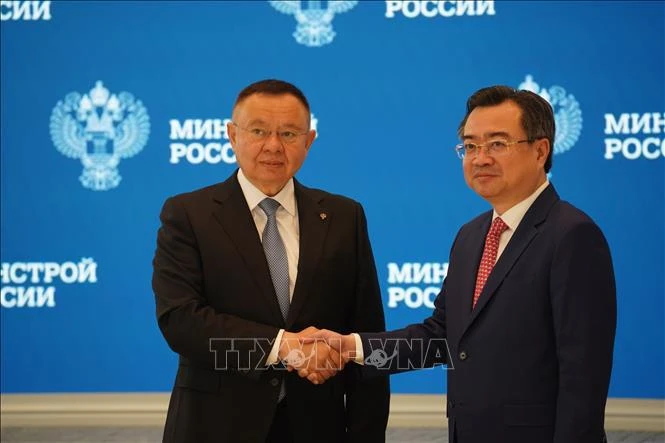 Vietnamese Minister of Construction Nguyen Thanh Nghi (R) and Russian Minister of Construction, Housing and Utilities Irek Faizullin at their meeting in Moscow on September 10. (Photo: VNA)