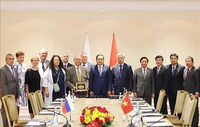 National Assembly Chairman Tran Thanh Man and representatives from the Russia-Vietnam Friendship Association and the Association of Russian Veterans in Vietnam in a group photo. (Source: VNA)