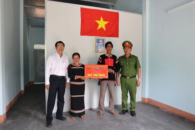 The family of Y Chong Bkrong who lives in Hoa Son commune, Krong Bong district, Dak Lak receives a new house (Photo: VNA)