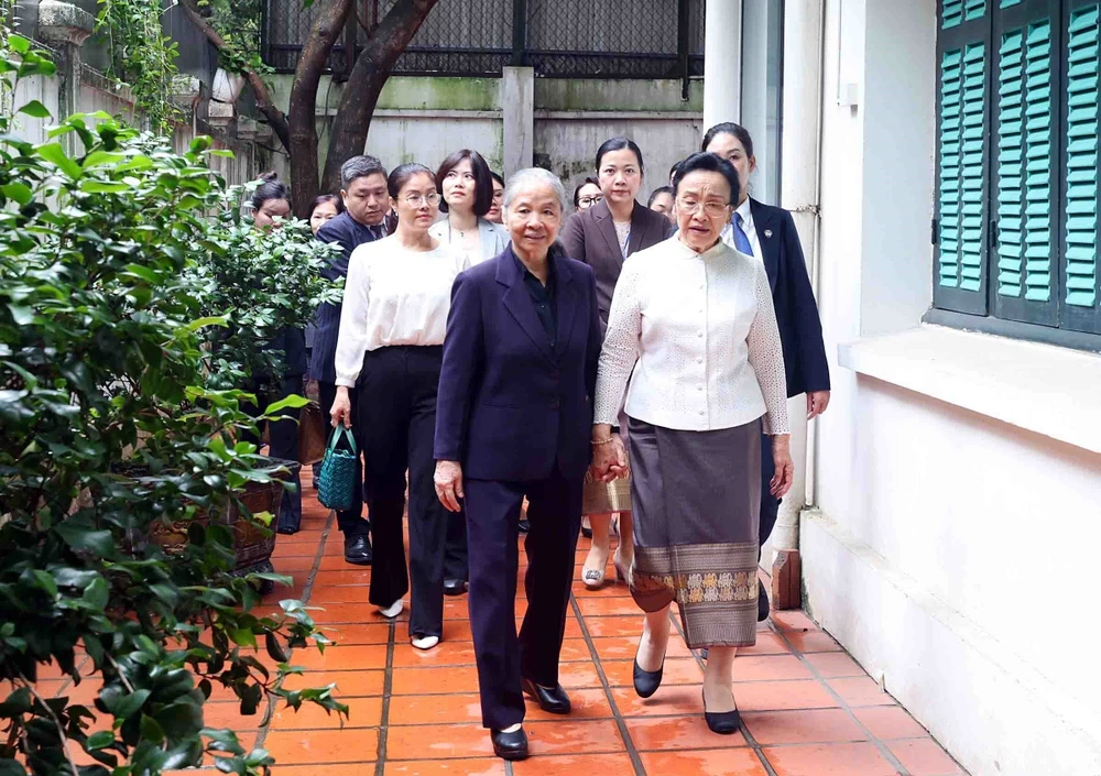 Naly Sisoulith, the spouse of General Secretary of the Lao People's Revolutionary Party Central Committee and President of Laos Thongloun Sisoulith visits Ngo Thi Man, the widow of late General Secretary of the Communist Party of Vietnam Central Committee Nguyen Phu Trong. (Photo: VNA)