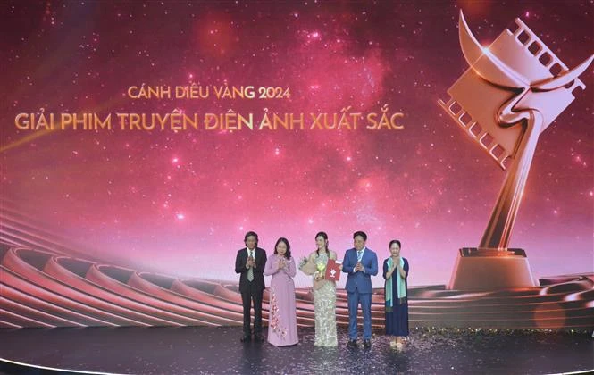 Vice State President Vo Thi Anh Xuan presents Best Feature Film award to "Mai" (Photo: VNA)