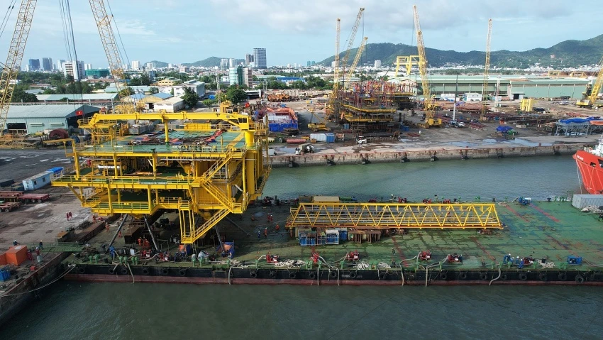 The topside of the BK-23 oil rig has been transferred to a barge for transportation to the Bach Ho (White Tiger) field for installation. (Photo: petrovietnam.petrotimes.vn)