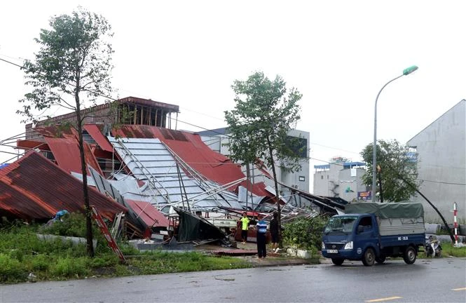 A production factory has its roof blown off in Hung Yen (Photo: VNA)