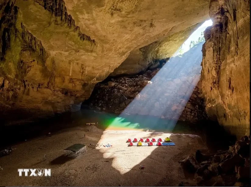 Inside Son Doong cave in the central province of Quang Binh, the largest cave in the world. (Photo: VNA)