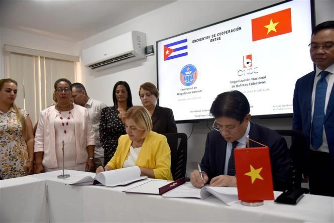 At the signing of the cooperation agreement between the Vietnam Bar Federation and the National Organisation of Collective Law Firms of Cuba (Photo: VNA)