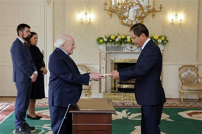 Vietnamese Ambassador to the UK and Ireland Do Minh Hung (R) presents his letter of credence to Irish President Michael D. Higgins in Dublin on September 10. (Photo: VNA)