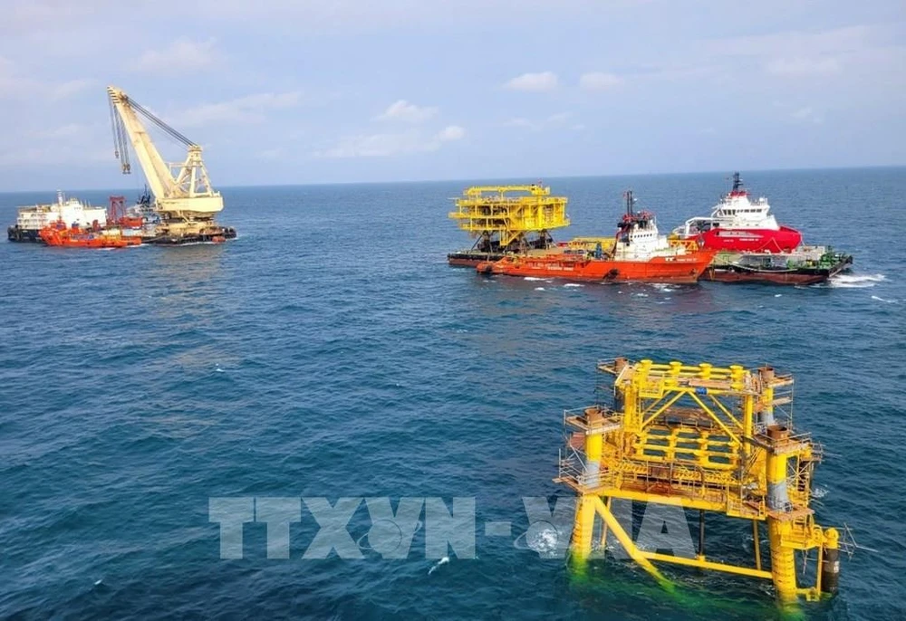 The wellhead platform topside block of the BK-23 drilling rig at Lot 09.1 of Bach Ho oil field is successfully installed on September 10. (Photo: VNA)