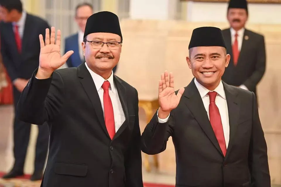 Inspector General Eddy Hartono (right) waves to reporters before their inauguration as Head of the National Counter-Terrorism Agency (BNPT) by President Joko Widodo at the State Palace, Jakarta. (Photo: jakartaglobe.id)