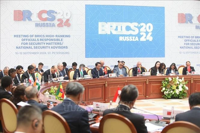 Minister of Public Security Sen. Lieut. Gen. Luong Tam Quang (sixth right, first row) attends the 14th meeting of BRICS high-ranking officials responsible for security matters (Photo: VNA)