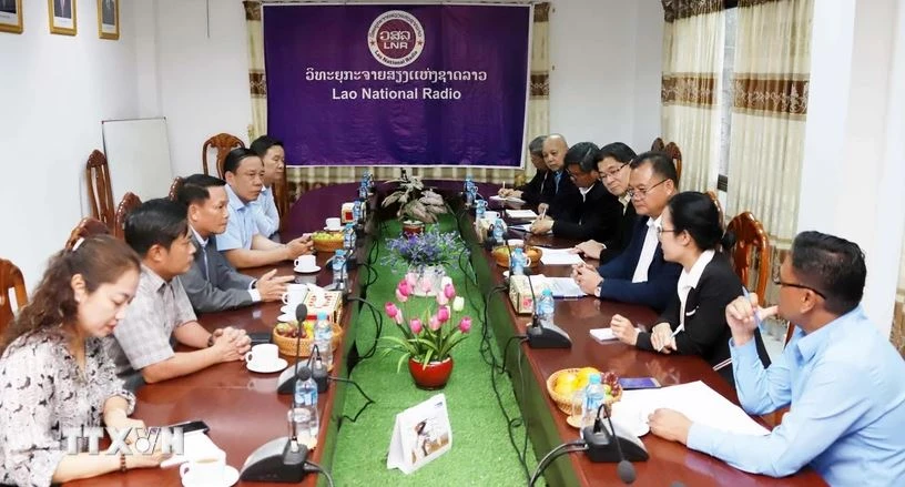 At the courtesy call by a delegation of the Vietnam Journalists Association to to Lao Deputy Minister of Information, Culture and Tourism Vansy Kuamua. (Photo: VNA)