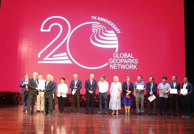 The GGN recognises contributions of scientists who laid the foundation for the GGN’s formation at the ceremony. (Photo: VNA)