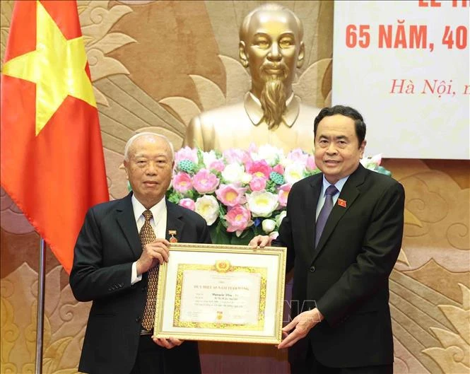 Politburo member, Secretary of the Party Delegation to the National Assembly (NA) and NA Chairman Tran Thanh Man (R) presents the 65-year Party membership badge to Nguyen Van An, former Politburo member and former Chairman of the NA. (Photo: VNA)