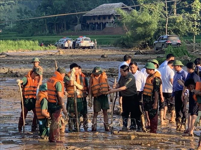 Prime Minister Pham Minh Chinh during his on-site inspection of the search and rescue operation in Lao Cai province's Lang Nu village, which was hit by a devastating landslide that buried 37 households and left 95 people dead or missing, on September 12 afternoon. (Photo: VNA)