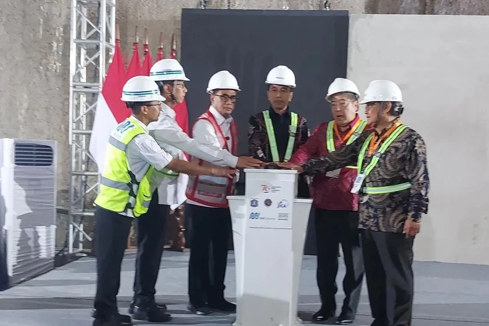 Indonesia's President Joko Widodo (third right) launches the Phase 1 construction project of the East-West Jakarta Mass Rapid Transit (MRT), namely from Medan Satria, Bekasi city, to Tomang, West Jakarta, in Jakarta on September 11. (Photo: Antara)