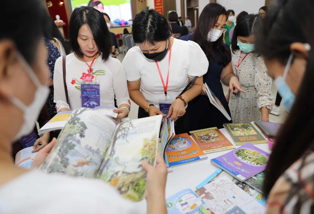 Teachers learn about the textbook series "Hello Vietnamese" - an effective tool in teaching Vietnamese abroad. (Photo: VNA)