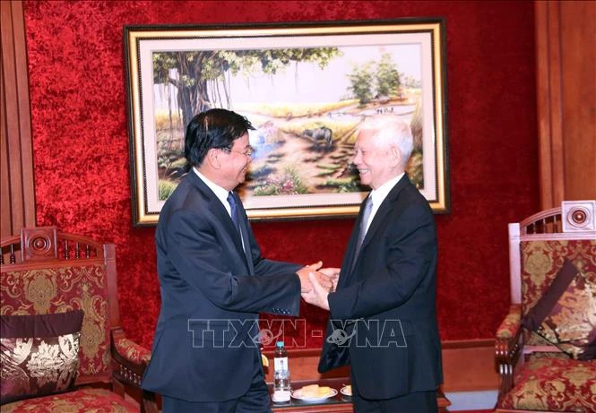 Lao Party General Secretary and President Thongloun Sisoulith (L) and former Vietnamese President Nguyen Minh Triet. (Photo: VNA)