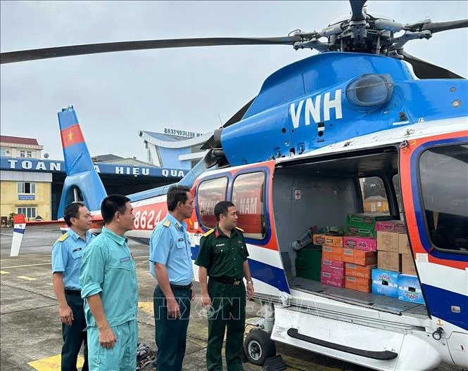 Relief supplies being loaded onto a helicopter at Gia Lam Airport (Hanoi). (Photo: Military News Agency/VNA)