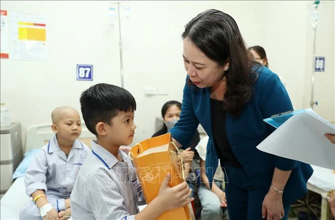 Vice State President Vo Thi Anh Xuan presents gifts to children patients at the Hanoi-based National Institute of Hematology and Blood Transfusion. (Photo: VNA)