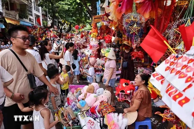 People gather at Hang Ma Street, Hanoi, that sells various items for Mid-Autumn Festival. (Photo: VNA)