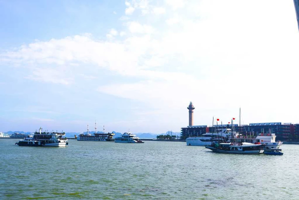 Ha Long Bay resumes normal operations of tourist boats on September 13. (Photo: VNA)