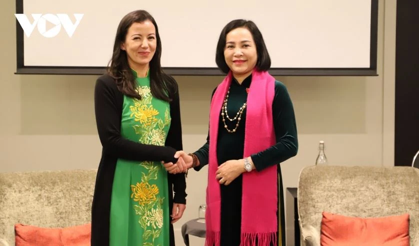 Pham Thi Ngoc Lan, the first Vietnamese-origin lawmaker in the New Zealand Parliament (L) meets with NA Vice Chairwoman Nguyen Thi Thanh in Wellington, New Zealand. (Photo: VNA)