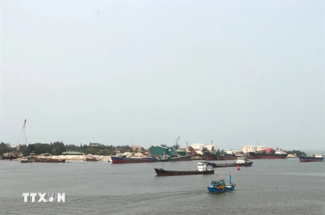 The Vietnam Maritime Administration strictly prohibits any act of taking advantage of emergency situations, including storms and floods, to increase service prices for profiteering purposes. (Photo: VNA)