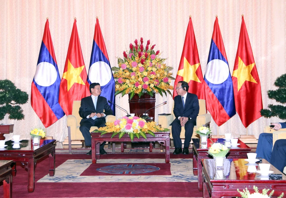 Secretary of the Ho Chi Minh City Party Committee Nguyen Van Nen (R) meets with General Secretary of the Lao People's Revolutionary Party (LPRP) Central Committee and President of Laos Thongloun Sisoulith on September 12. (Photo: VNA)