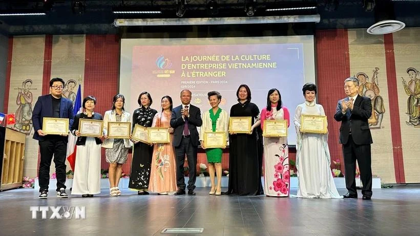 Enterprises with great contributions to promoting the Vietnamese corporate culture are honoured at the forum. (Photo: VNA)