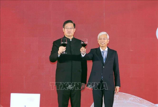 Vice Chairman of the municipal People's Committee Vo Van Hoan (R) and Chinese Consul General in Ho Chi Minh City Wei Huaxiang (Photo: VNA)