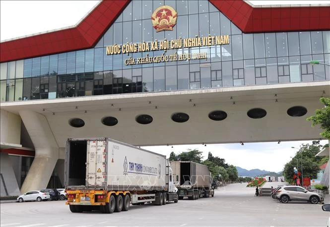 Vehicles crossing Huu Nghi border gate in Lang Son (Photo: VNA)