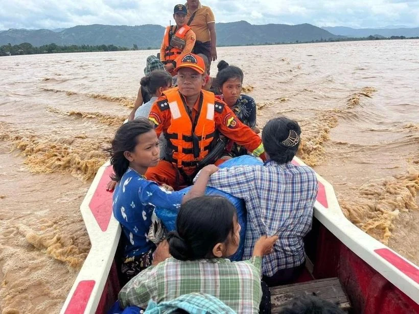 Rescuers evacuate people from flooded areas in Nay Pyi Taw, Myanmar, on September 13 (Photo: XINHUA/VNA)