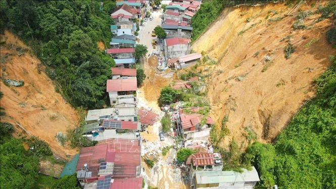 The scene of a landslide that results in two fatalities in Yen Ninh ward, Yen Bai city. (Photo: VNA)