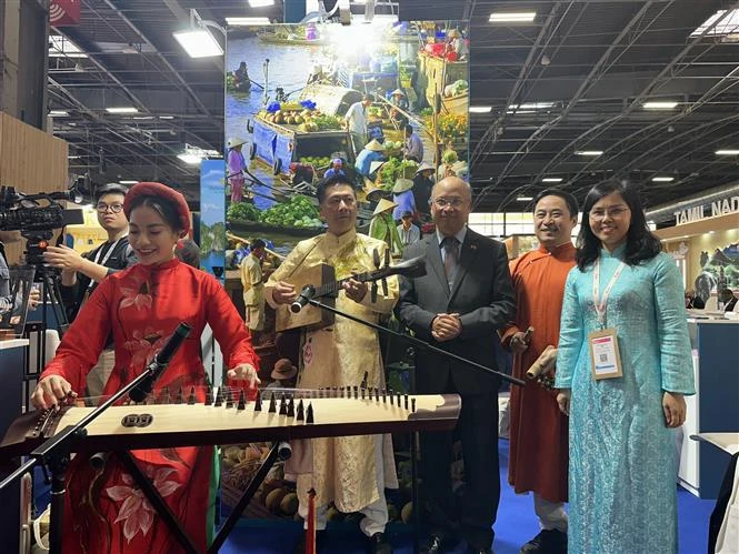 A traditional musical instrument performance at the Vietnam pavilion. (Photo: VNA)