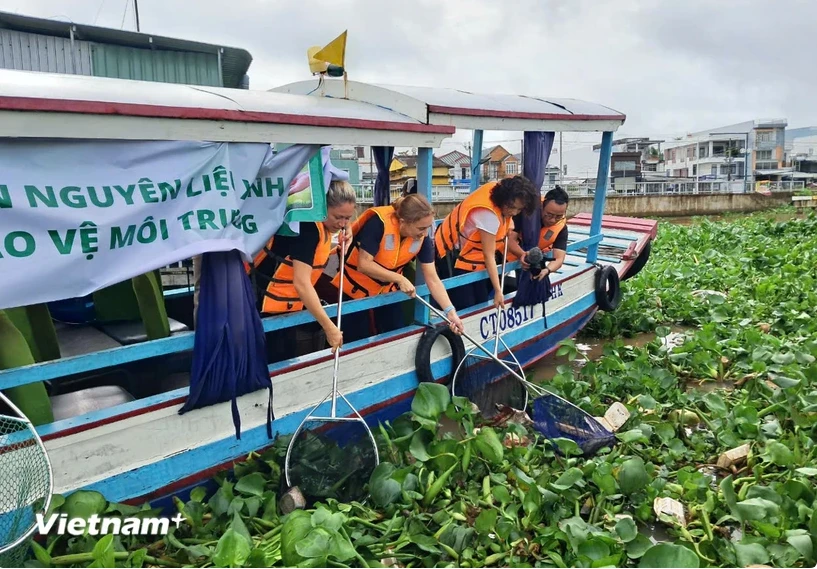 A campaign has been launched to collect waste in Cai Rang floating market on the Can Tho River, a popular tourist destination in Ninh Kieu district (Photo: VietnamPlus)