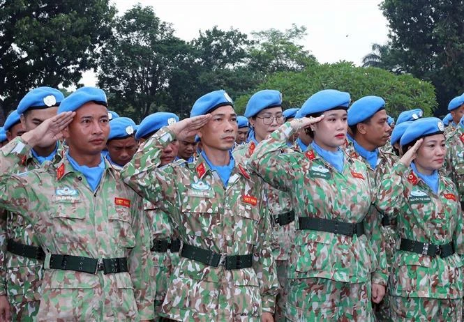 The Engineering Unit Rotation 3 and the Level-2 Field Hospital Rotation 6 pay tribute to fallen soldiers at the Heroic Martyrs' Monument in Hanoi. (Photo: VNA)