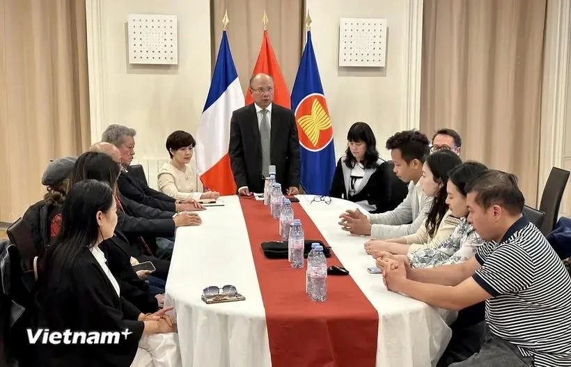 Vietnamese Ambassador to France Dinh Toan Thang meets with representatives of Vietnamese associations in Paris and many other localities in France such as Bordeaux, Lyon, Marseille, and Grenoble to call for support to people affected by Typhoon Yagi. (Photo: VNA)