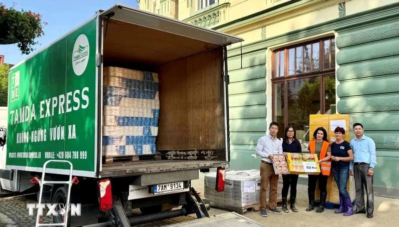 The relief team delivers aid to flood-stricken regions in the Czech Republic. (Photo: VNA)