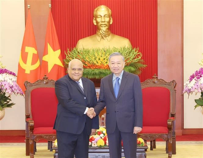 Party General Secretary and State President To Lam and Cuban Ambassador to Vietnam Orlando Nicolas Hernandez Guillen. (Photo: VNA)