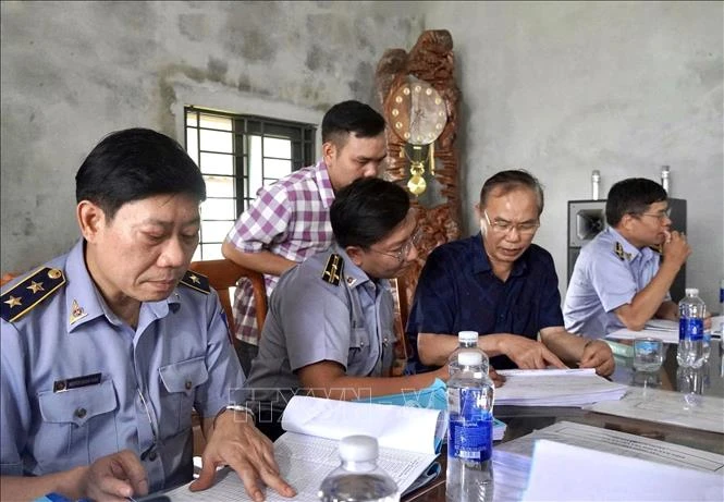 A working delegation from the Ministry of Agriculture and Rural Development led by its Deputy Minister Phung Duc Tien (second from right) inspects the traceability records of aquatic products at Cua Viet fishing port in Quang Tri province. (Photo: VNA)