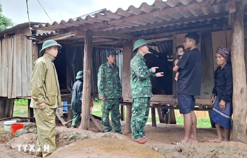 Border guard soldiers from Cha Lo International Border Gate in Quang Binh province raise the local residents' awareness of natural disaster response measures. (Photo: VNA)