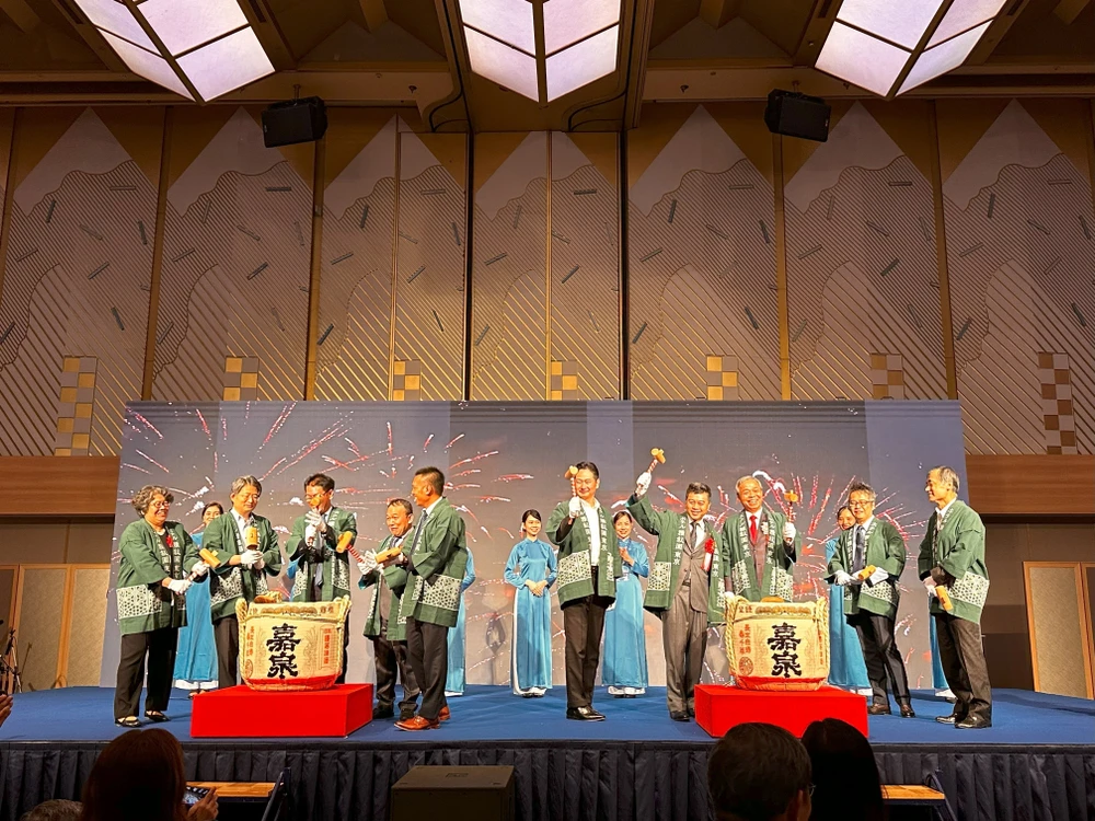 The sake barrel breaking ceremony to inaugurate CMC's third office in Japan. (Photo: VNA)