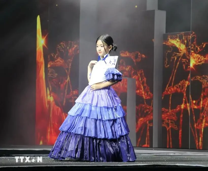 A show of national costumes within the Miss Cosmo 2024 beauty contest is organised at the Thung Nham Ecotourism Area in Hoa Lu district, the northern province of Ninh Binh, on September 19 evening. (Photo: VNA)