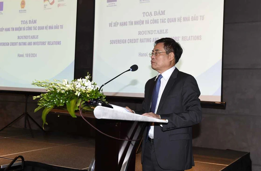 Truong Hung Long, Director of the Department of Debt Management and External Finance under the Ministry of Finance, speaks at the seminar. (Photo: mof.gov.vn)