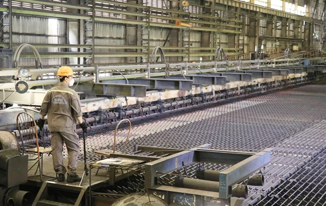 A worker at a steel production line at Thai Nguyen Iron and Steel JSC (Photo: VNA)