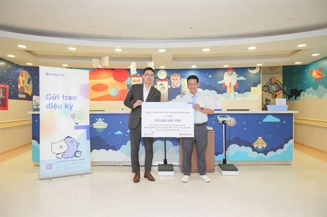 Shinhan Life Vietnam supports children with leukemia by donating 150 million VND and distributing over 120 gifts at HCM City Children’s Hospital. (Photo courtesy of the company)